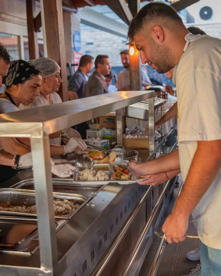 Kuşadası Belediyesi üniversite öğrencilerine ücretsiz akşam yemeği sunmaya devam ediyor
