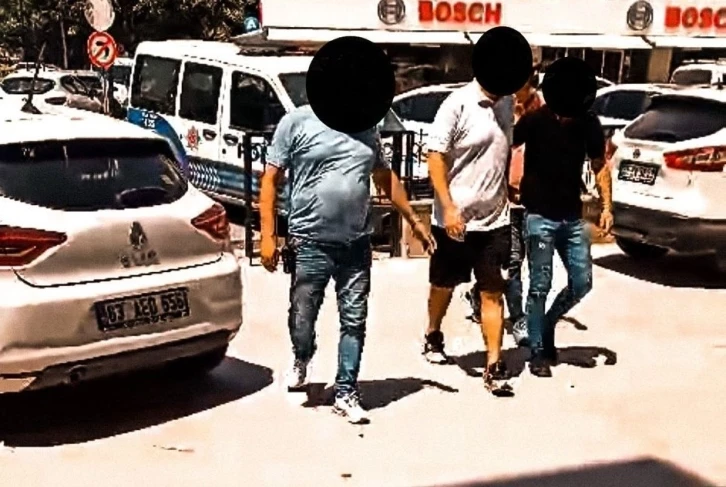 Kuşadası’nda aranan şahıslar polis ekiplerine takıldı
