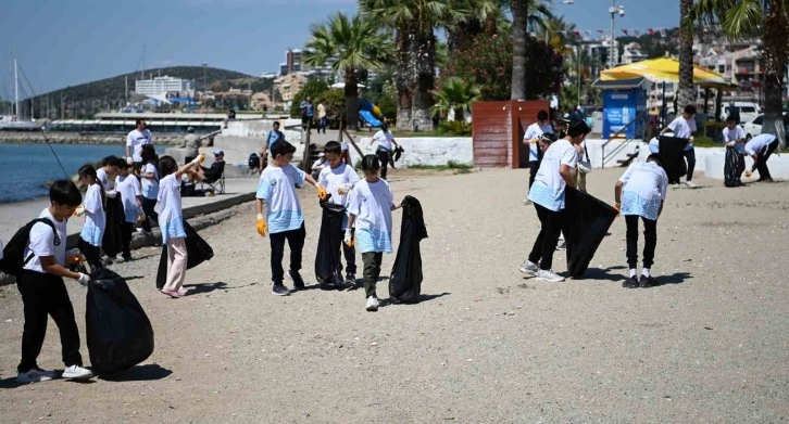 Kuşadası’nda çevre dostu öğrenciler kıyı temizliği yaptı
