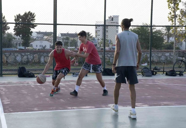 Kuşadası’nda sokak basketbolunun kalbi bu parkta atıyor
