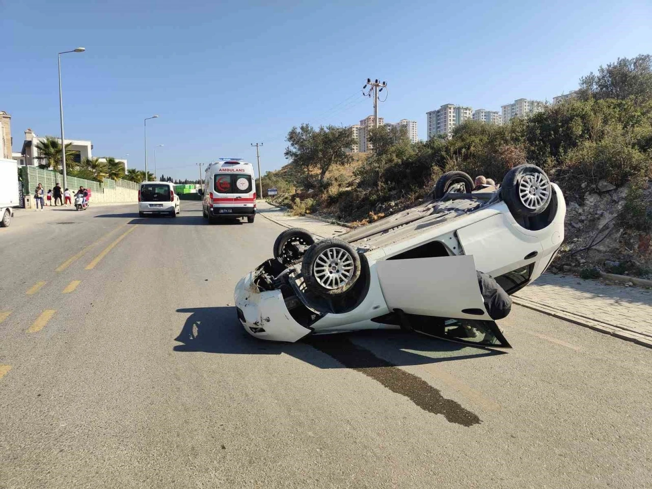 Kuşadası’nda takla atıp, ters dönen otomobildeki sürücü yaralandı
