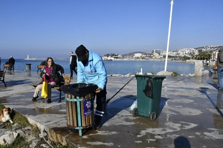 Kuşadası’nda yeni yıl sonrası temizlik çalışması yapıldı