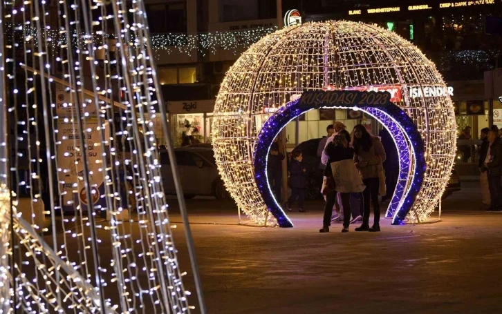 Kuşadası yeni yıla ışıl ışıl giriyor
