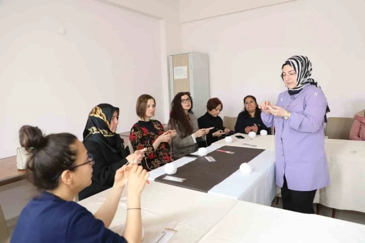 Kütahya’da depremzede kadınlar için oyuncak bebek yapım kursu
