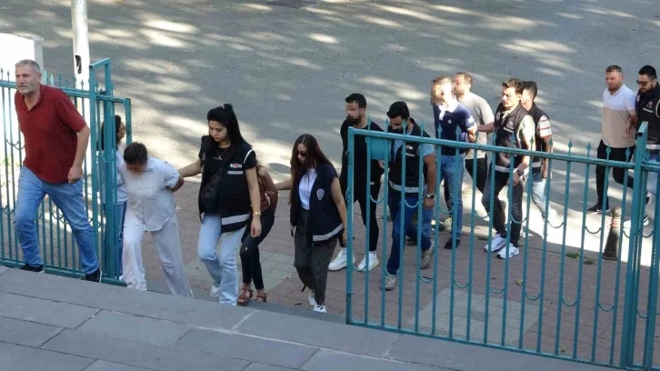 Kütahya’da gayrimenkul dolandırıcılığı operasyonunda gözaltına alınan 7 şüpheli adliyeye sevk edildi
