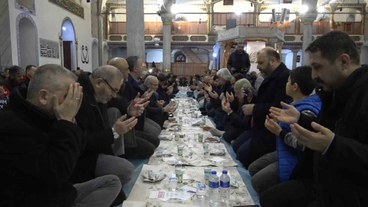 Kütahya’da hurma, su, ayran peynir ve simitle iftar
