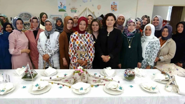 Kütahya’da iğne oyası kursiyerlerinin yıl sonu sergisi göz kamaştırdı
