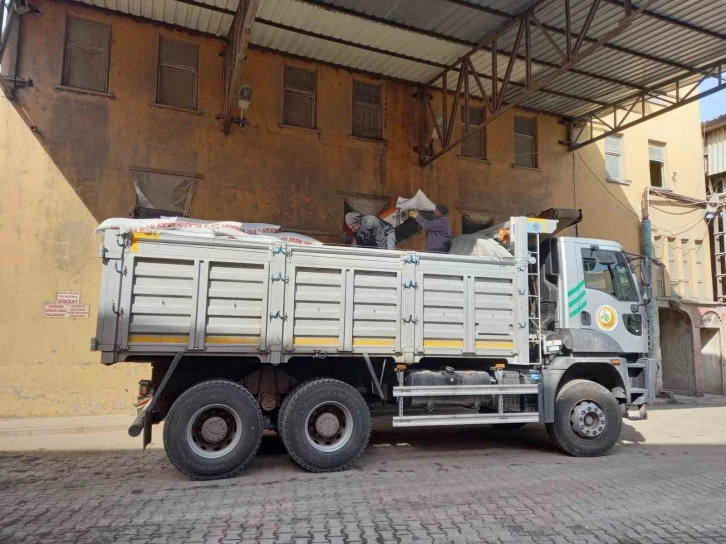 Kütahya’dan deprem bölgesine 11,5 ton besi ve süt yemi gönderildi
