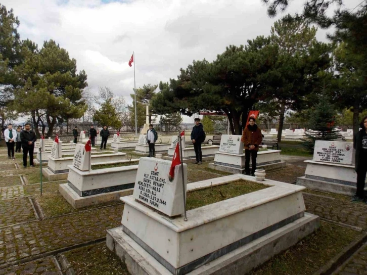 Kütahya Şehit Selim Cansız AİHL öğrencilerinden Hava Şehitliğinde hatim duası
