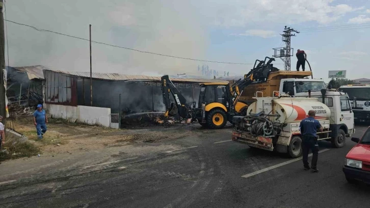 Kuyucak’taki gıda işletmesinde çıkan yangın kontrol altına alındı
