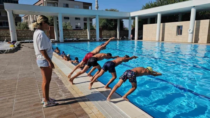 Kuyucaklı çocuklar yüzme öğreniyor
