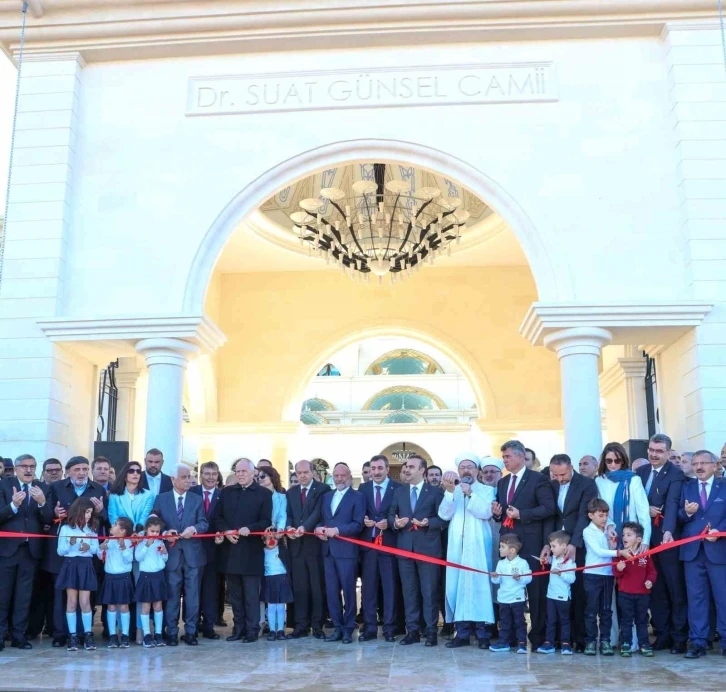 Kuzey Kıbrıs’a 6 minareli muhteşem camii
