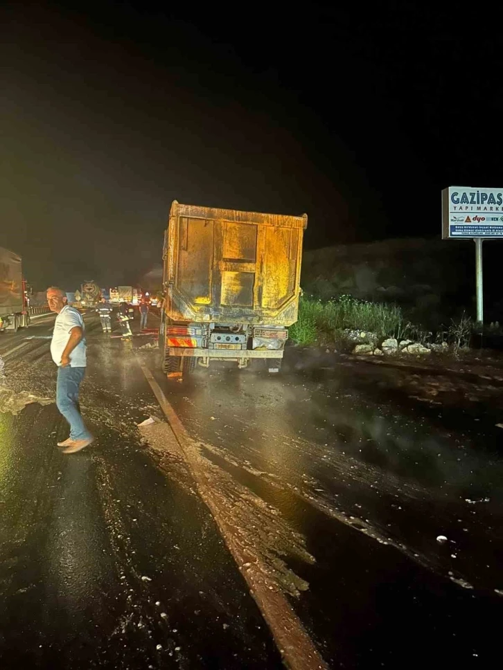 Lastiği patlayan hafriyat kamyonu alev aldı
