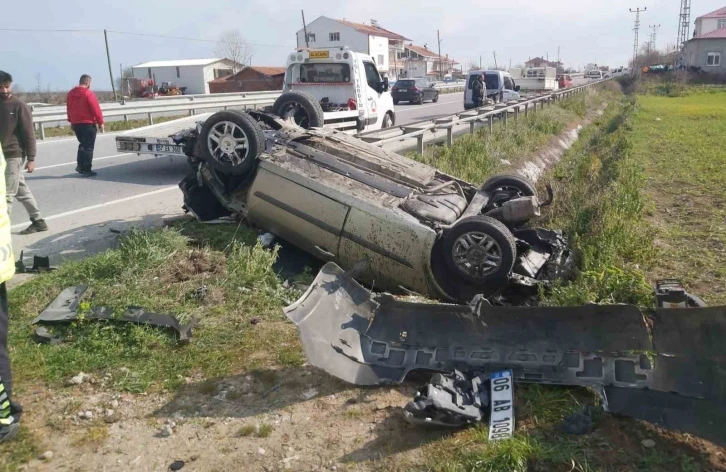 Lastiği patlayan otomobil takla attı: 2 yaralı