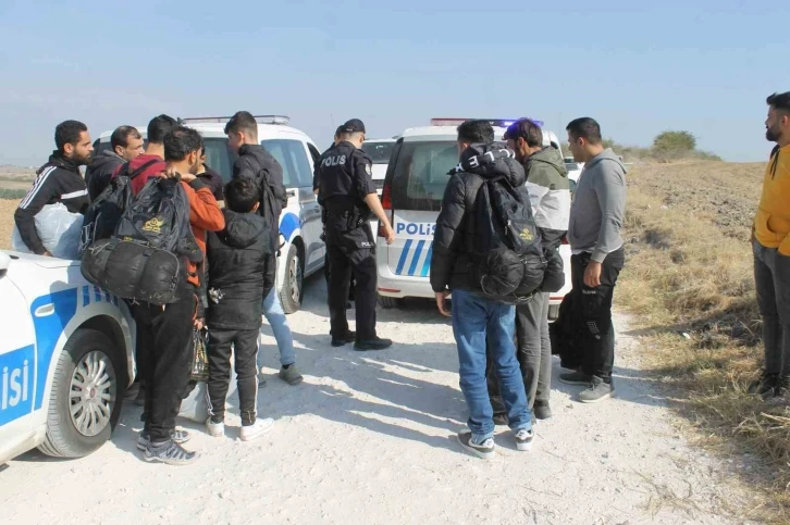 Lastikleri patlayınca yakalandılar: 21 göçmen ve 4 göçmen taciri yakalandı
