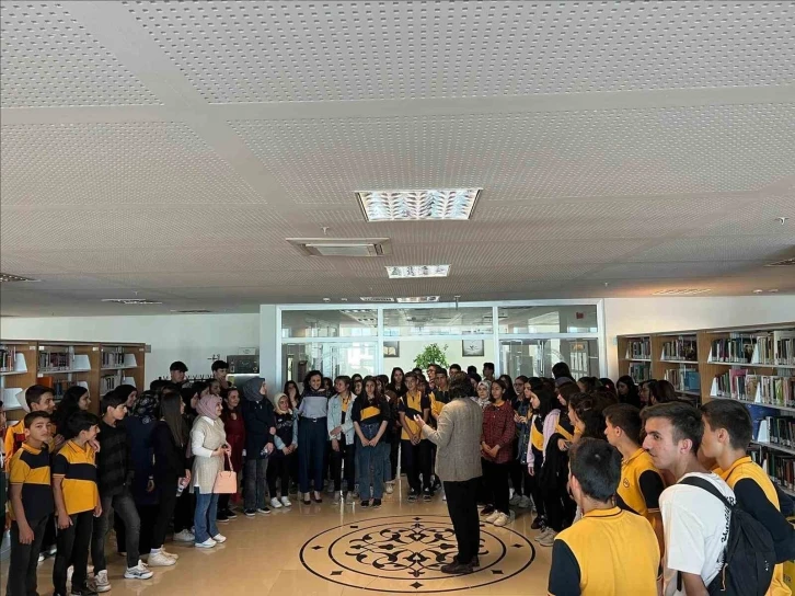 Lise öğrencileri, Şırnak Üniversitesi Kütüphanesini gezdi
