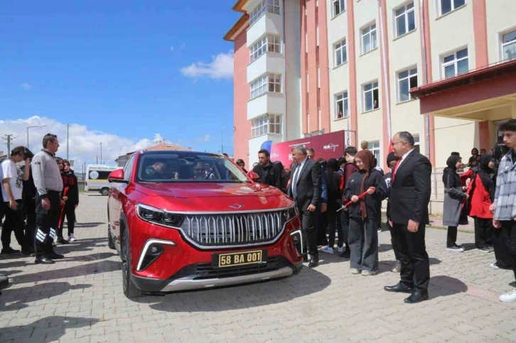 Lise öğrencileri TOGG’a hayran kaldı
