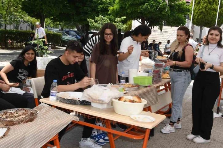 Liseliler depremzede yaşıtları için el ele verdi
