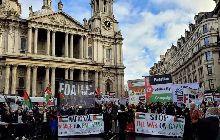 Londra’da on binlerce kişiden Filistin’e destek protestosu
