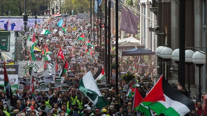 Londra'da Filistin'e destek gösterisine katılan on binlerce kişi Başbakanlığa yürüdü