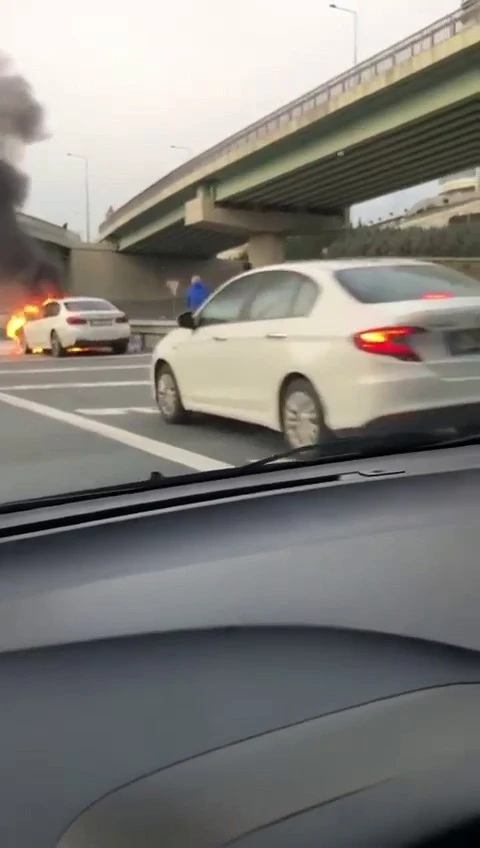 Lüks araç trafikte alev alev yandı
