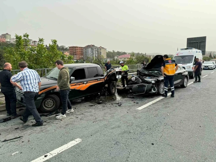 Lüks otomobil yol kenarında arıza yapan araca çarptı: 1 yaralı
