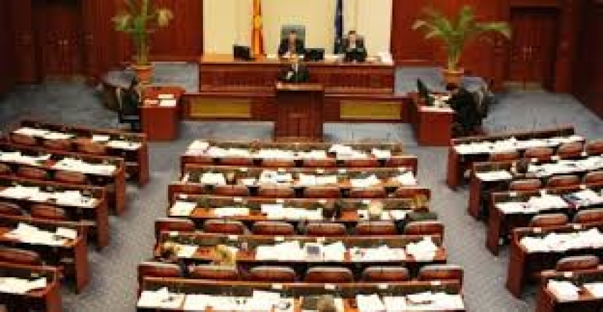 Makedonya'da meclisi basan protestocular milletvekillerini rehin aldı