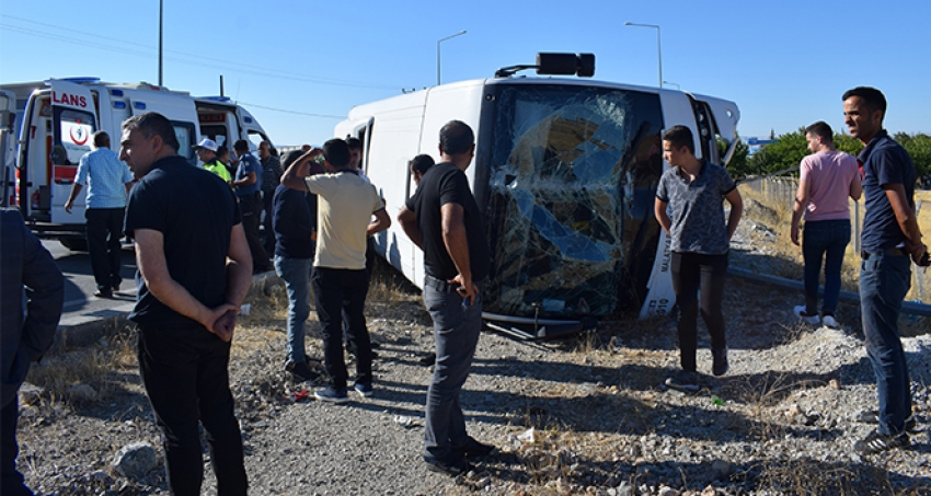 Malatya'da halk otobüsü devrildi: En az 25 yaralı.