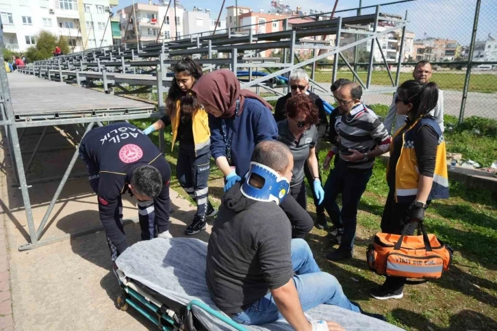 Maç esnasında tribündeki tahta plaka çöktü: 3 seyirci yaralı