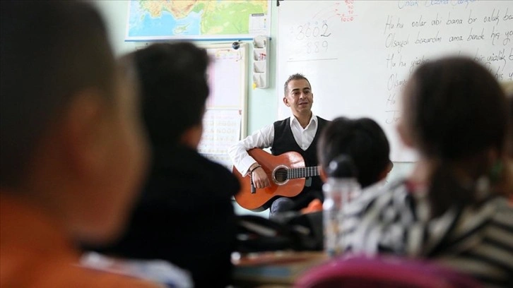 Mahir öğretmen dersleri eğlenceli hale getirip öğrenmeyi kolaylaştırıyor