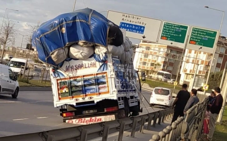 Kamyoneti devrilmesin diye bariyerlere bağladı