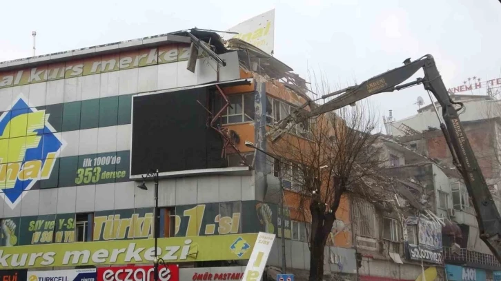 Malatya’da ağır hasarlı binaların yıkımı sürüyor
