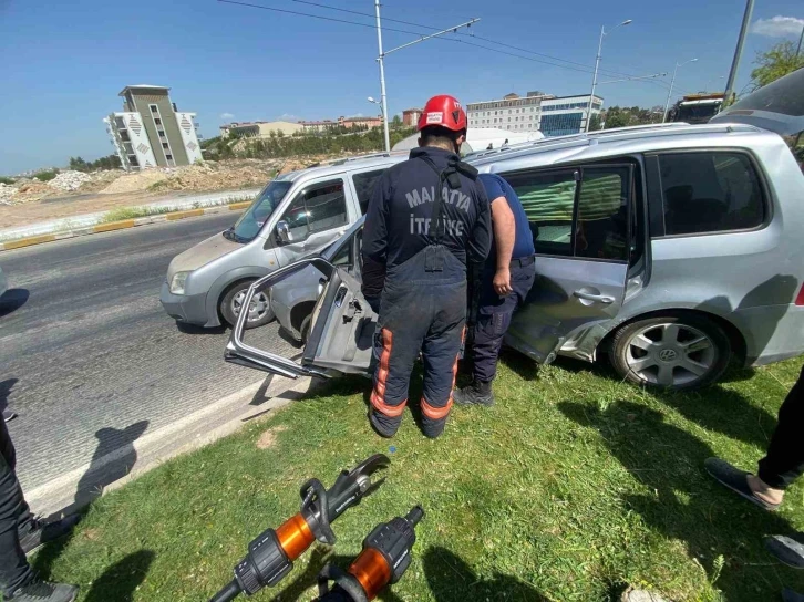 Malatya’da kavşakta üç araç çarpıştı: 4 yaralı
