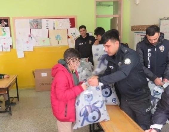 Malatya polisinde öğrencilere anlamlı yardım
