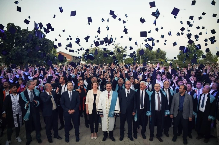 Malatya Turgut Özal Üniversitesi’nde mezuniyet heyecanı
