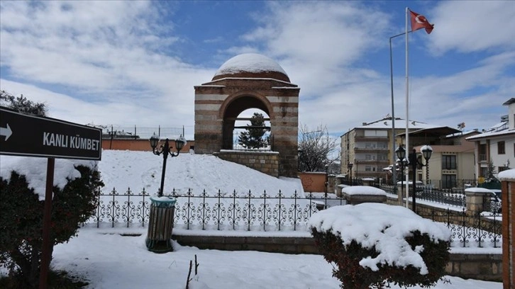 Malatya'da tarihi yapılar kar ile beyaza büründü