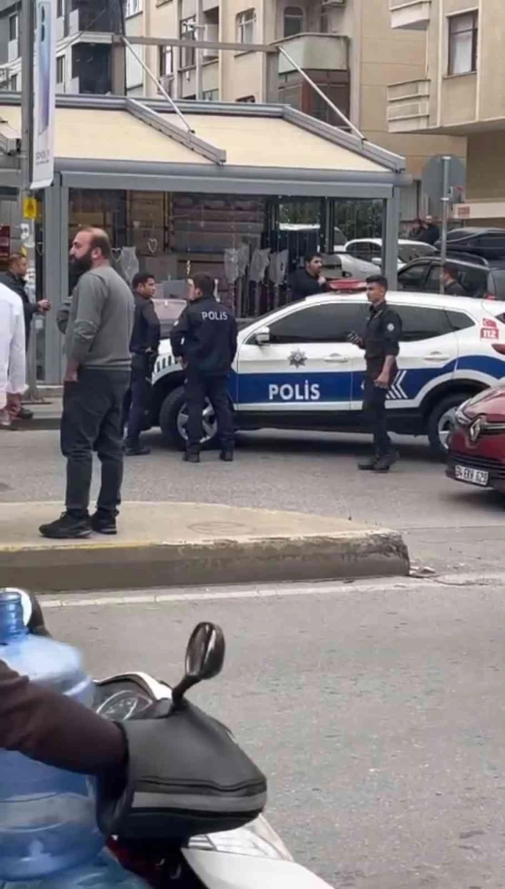 Maltepe’de hem kendine hem çocuğuna bıçak dayadı
