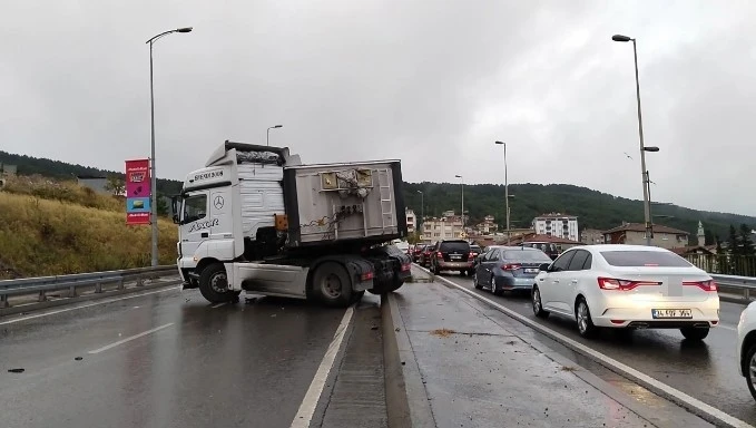 Maltepe’de, yağmurda ıslanan yolda kayan tır refüje çıktı
