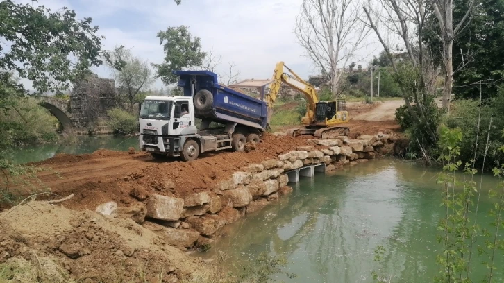 Manavgat’ta Naras Çayı’na geçici köprü
