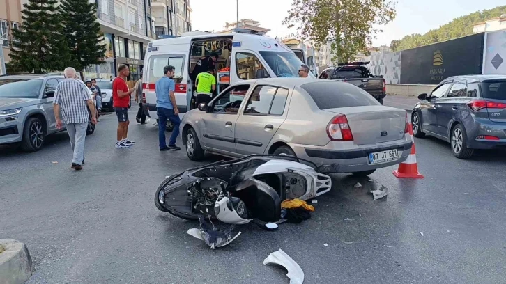 Manavgat’ta otomobil ile motosiklet çarpıştı: 2 yaralı
