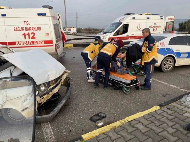 Manisa’da 2 otomobil çarpıştı: 8 yaralı
