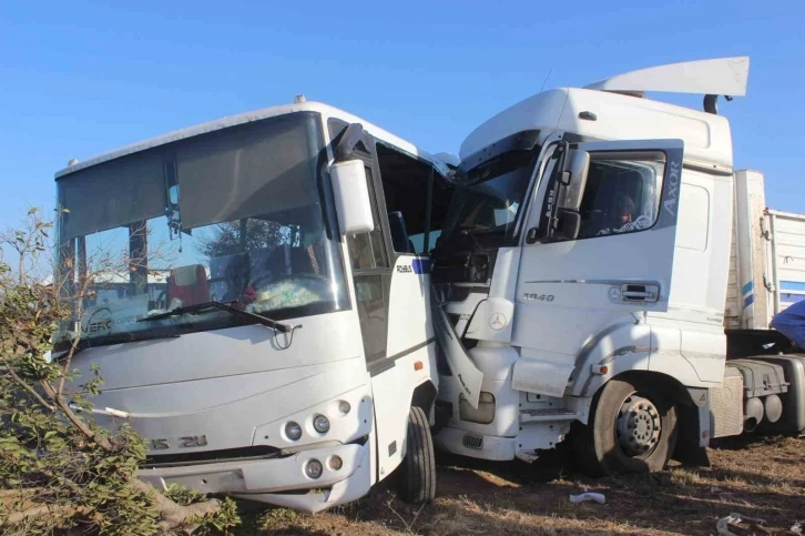 Manisa’da işçi servisi ile tır çarpıştı: 1’i ağır 23 yaralı
