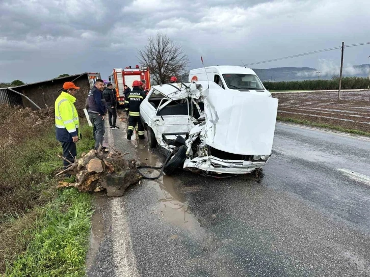 Manisa’da kamyonla otomobil kafa kafaya çarpıştı: 2 ölü
