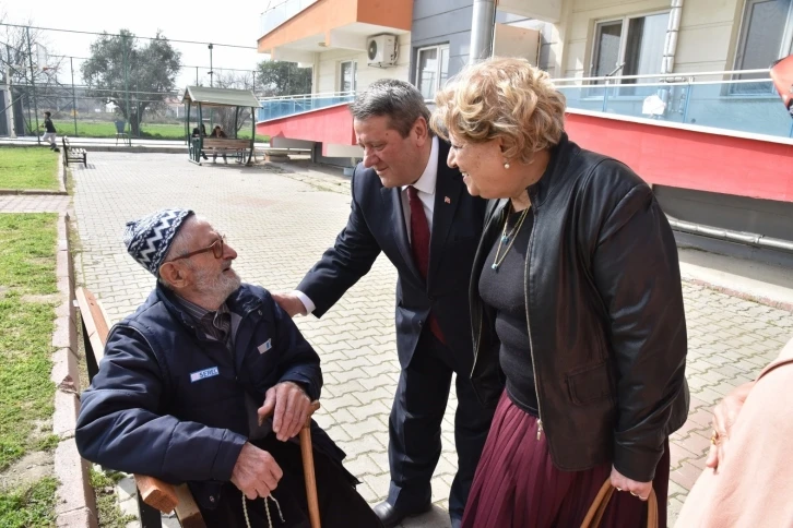 Manisa, depremzedeleri bağrına bastı