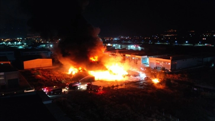 Manisa'da geri dönüşüm fabrikasında çıkan yangın kontrol altına alındı