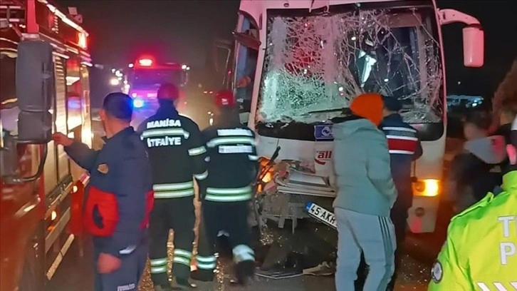 Manisa'da midibüs ile tırın çarpışması sonucu 12 kişi yaralandı