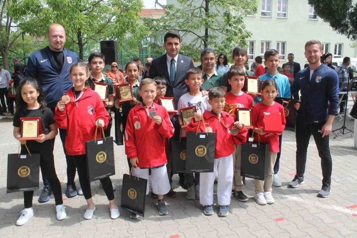 Manyas Belediye Karate Takımı, 3 kupa ile döndü
