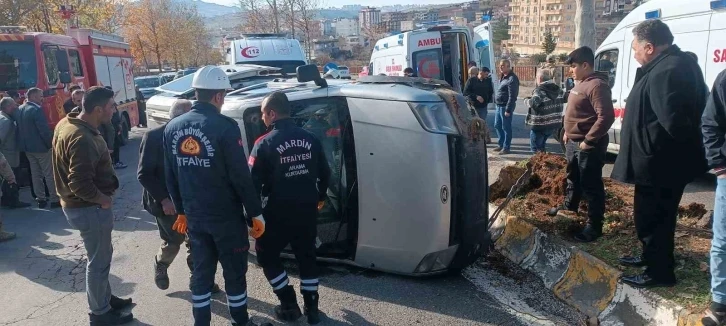 Mardin’de hafif ticari araç takla attı: 3’ü ağır 4 yaralı
