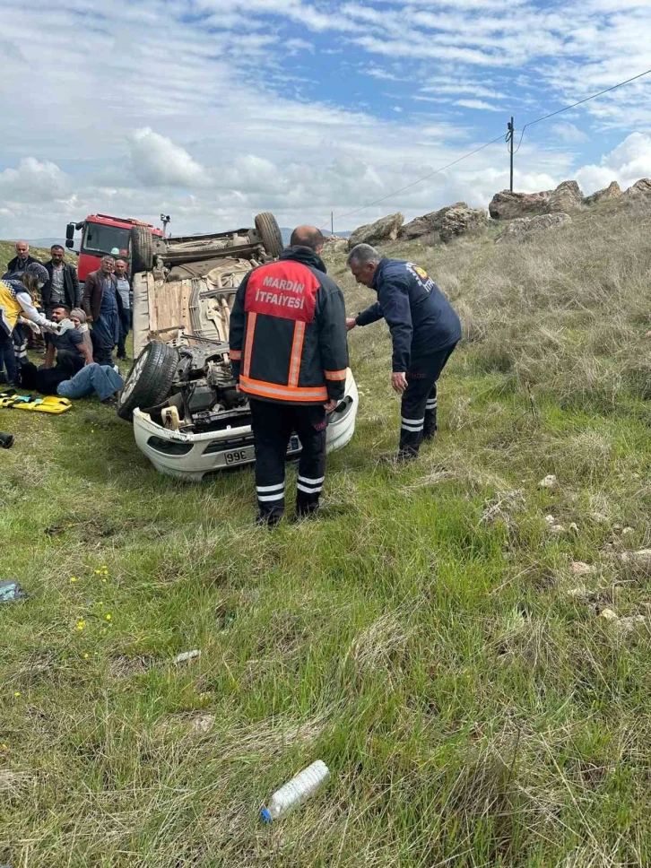 Mardin’de hafif ticari araç takla attı: 4 yaralı
