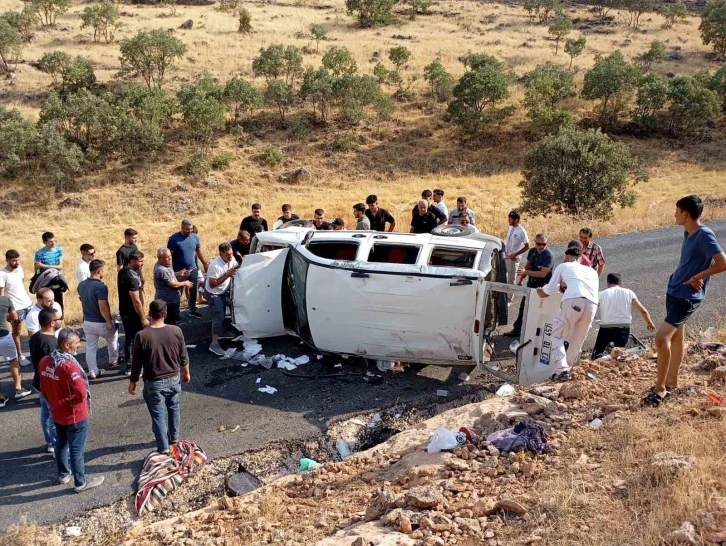 Mardin’de hafif ticari araç takla attı: 5 yaralı
